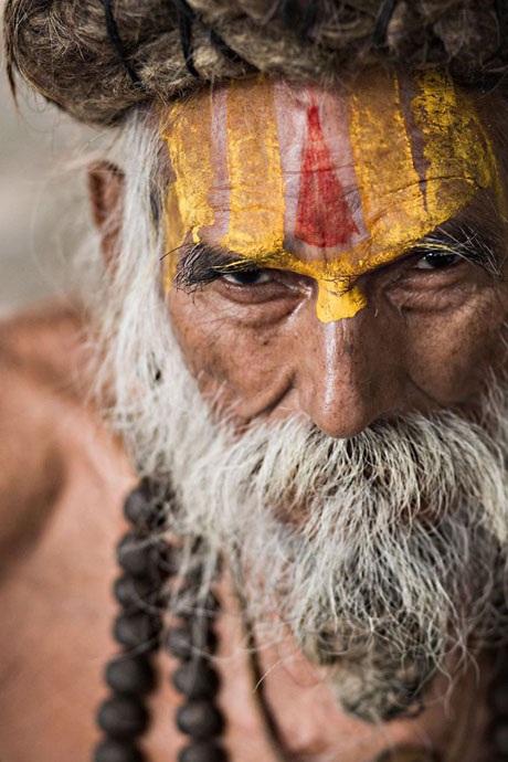 Nhìn ngắm những cửa sổ mở ra “tâm hồn thế giới” - 10 Ông cụ sùng đạo Hindu sống cuộc đời khổ hạnh ở thành phố Varanasi, Ấn Độ.