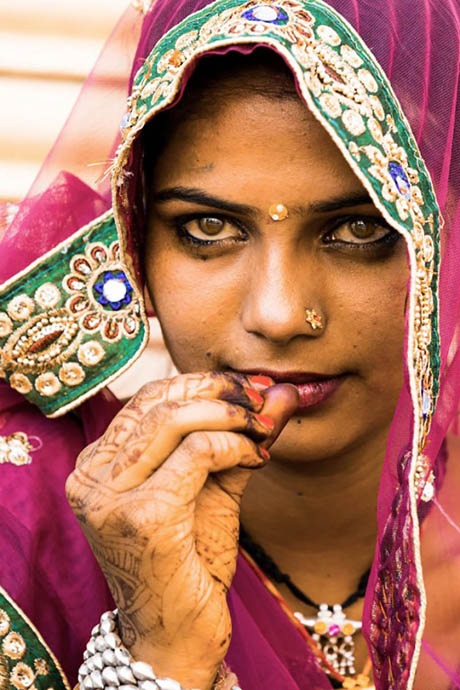 Nhìn ngắm những cửa sổ mở ra “tâm hồn thế giới” - 12 Cô gái ở thành phố Jaisalmer, bang Rajasthan, Ấn Độ.