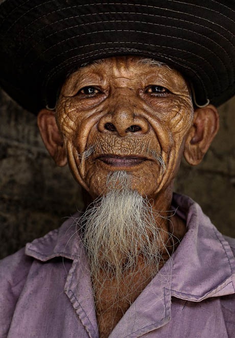 Nhìn ngắm những cửa sổ mở ra “tâm hồn thế giới” - 15 Ông cụ người Hrê.