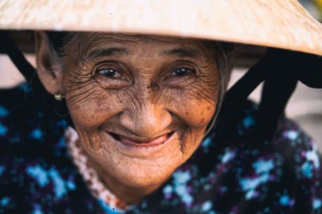 Nhìn ngắm những cửa sổ mở ra “tâm hồn thế giới” - 18 Bà cụ Bùi Thị Xong, 78 tuổi, một nhân vật để lại nhiều cảm xúc và kỷ niệm trong loạt ảnh chân dung của Rehahn.