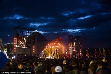 Dù mới lần đầu xuất hiện tại lễ hội âm nhạc Glastonbury nhưng Adele đã biết cách làm nóng không khí tại đây.