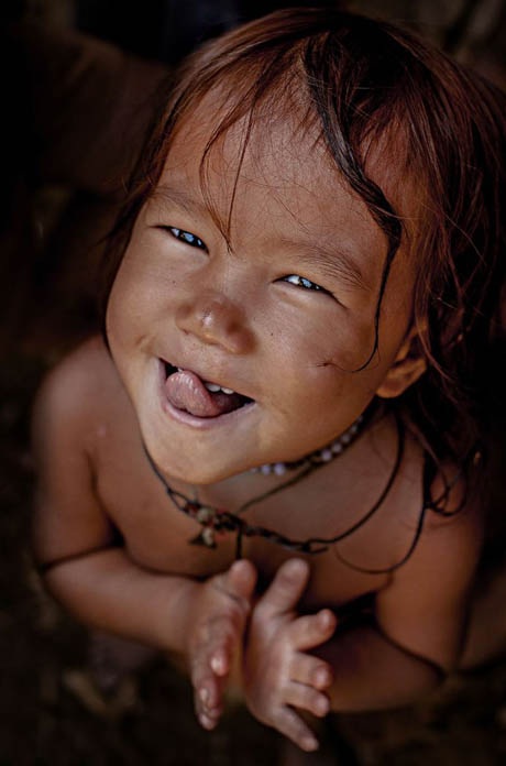 Nhìn ngắm những cửa sổ mở ra “tâm hồn thế giới” - 21 Cô bé người H’mông.