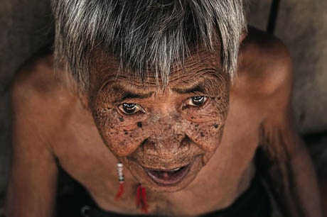 Nhìn ngắm những cửa sổ mở ra “tâm hồn thế giới” - 22 Bà cụ 101 tuổi người Cơ Tu.