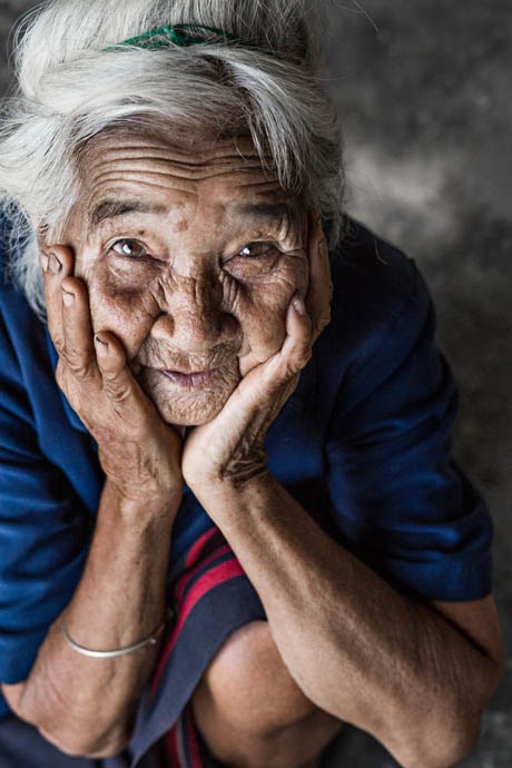 Nhìn ngắm những cửa sổ mở ra “tâm hồn thế giới” - 28 Bà cụ người Cơ Tu.