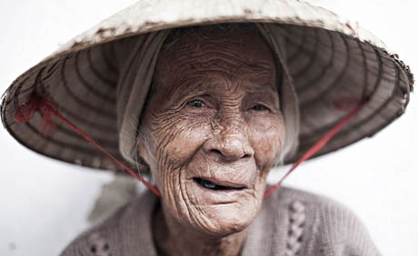 Nhìn ngắm những cửa sổ mở ra “tâm hồn thế giới” - 30 Bà cụ gặp ở Hội An.