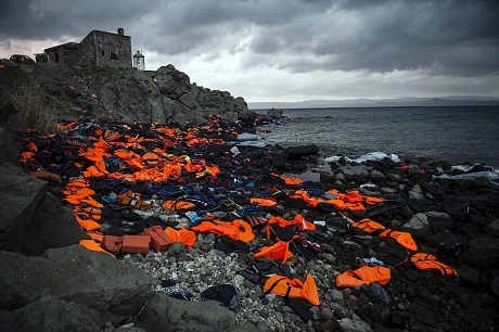 Dù là một cuộc thi nhiếp ảnh chủ yếu hướng đến vấn đề môi trường, nhưng cuộc thi cũng khuyến khích các tay máy khai thác những mối quan tâm thời sự. Trong bức ảnh này, nhiếp ảnh gia Sandra Hoyn chụp lại những chiếc áo phao cứu hộ bị vứt bỏ lại trên bãi biển Lesbos của Hy Lạp sau khi những người di cư, tị nạn đã cập bờ.