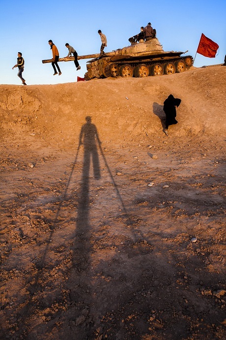 Bức ảnh của Davoud Ameri chụp lại cái bóng của một người đã bị mất một bên chân. Bóng đổ dài xuống nền đất ngay phía trước một chiếc xe tăng. Bức ảnh phản ánh những bất ổn thường trực ở khu vực Trung Đông.