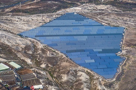 Nhiếp ảnh gia Stuart Gleave thực hiện những bức ảnh chụp từ trên không trung ghi lại hình ảnh những tấm pin năng lượng mặt trời khổng lồ của một nông trại nằm trên đảo Tenerife của Tây Ban Nha.