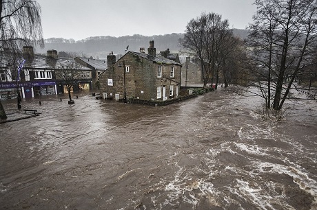 Nhiếp ảnh gia Steve Morgan chụp khoảnh khắc cầu Hebden ở hạt West Yorkshire, Anh hoàn toàn bị nước lũ nhấn chìm những ngày cuối năm 2015 khi người dân địa phương đang chào đón Giáng sinh.