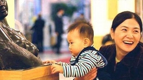 Bật cười với em bé “đói sữa” trong viện bảo tàng - 2 Sau khi nhận thấy “có gì đó không ổn”, cậu bé dường như cũng đã hiểu rằng sẽ không có bữa ăn miễn phí nào ở đây, cậu không còn cưỡng lại vòng tay của mẹ để “giằng” cậu trở về với thực tế nữa.