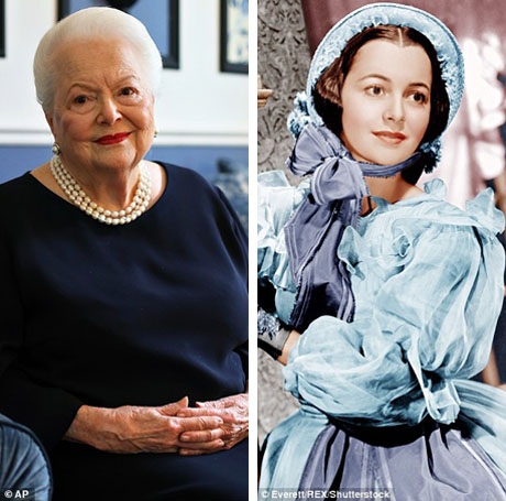 Chuyện về nữ diễn viên cuối cùng của “Cuốn theo chiều gió” - 2 Bà Olivia de Havilland vẫn đẹp một cách trang nhã, quý phái ở tuổi 100. Hiện tại, bà đang sống ở Paris, Pháp (ảnh trái). Năm 1939, bà từng xuất hiện trong phim “Cuốn theo chiều gió”, bà là một trong những diễn viên cuối cùng còn lại từ “thế hệ vàng Hollywood” (ảnh phải).