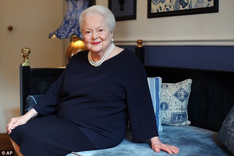 Chuyện về nữ diễn viên cuối cùng của “Cuốn theo chiều gió” - 6 Bà Olivia de Havilland cho biết bà vẫn leo cầu thang mỗi ngày trong căn hộ của mình ở Paris. Bà chia sẻ bí quyết sống thọ và sống khỏe của mình là “yêu thương, vui vẻ và học hỏi”.
