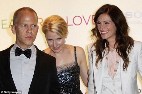 Có thật… “kể từ đó họ sống hạnh phúc mãi mãi”?! - 6 Nữ diễn viên Julia Roberts (phải) vào vai nữ nhà văn Elizabeth Gilbert (giữa) trong bộ phim “Eat, Pray, Love” được chuyển thể từ cuốn hồi ký cùng tên, do Ryan Murphy (trái) đạo diễn.