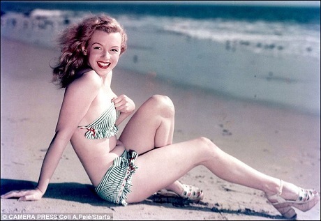 70 năm ngày bikini “ra đời” và những điều chưa biết về… bikini - 5 “Biểu tượng sex” Marilyn Monroe và bikini.