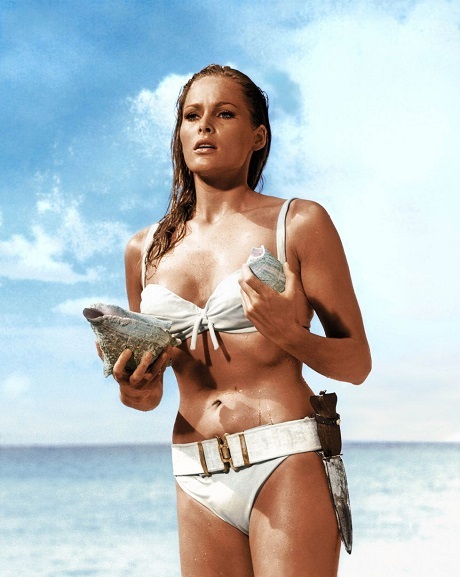 70 năm ngày bikini “ra đời” và những điều chưa biết về… bikini - 6 Nữ diễn viên Ursula Andresss xuất hiện gợi cảm với bikini trong tập phim đầu tiên về Điệp viên 007 - “Dr No” (1962).