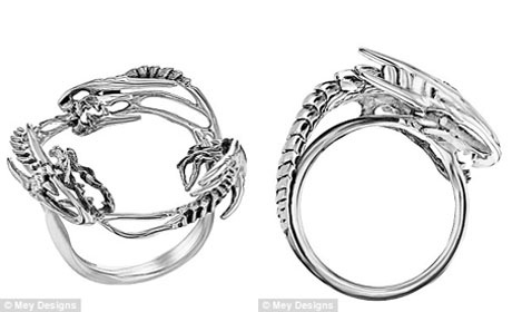 Trang sức phong cách Mẹ Rồng “Trò chơi vương quyền” gây sốt - 5 Chiếc nhẫn Bão Rồng khắc họa hình ảnh 3 đầu rồng có giá tương đương 6 triệu đồng (ảnh trái); chiếc nhẫn Bão Rồng khắc họa một đầu rồng có giá 5 triệu đồng (ảnh phải).