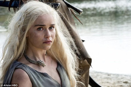 Trang sức phong cách Mẹ Rồng “Trò chơi vương quyền” gây sốt - 6 Nàng Daenerys hiện là nhân vật trong phim truyền hình được yêu thích hàng đầu thế giới. Trong ảnh, nàng đang đeo một chiếc vòng cổ Drogon.