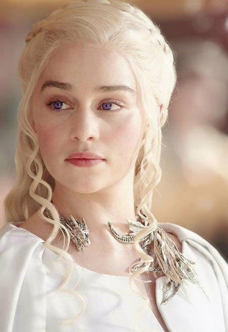 Trang sức phong cách Mẹ Rồng “Trò chơi vương quyền” gây sốt - 3 Daenerys Targaryen đã đeo chiếc vòng cổ Drogon trong phần 5 và phần 6 của loạt phim.