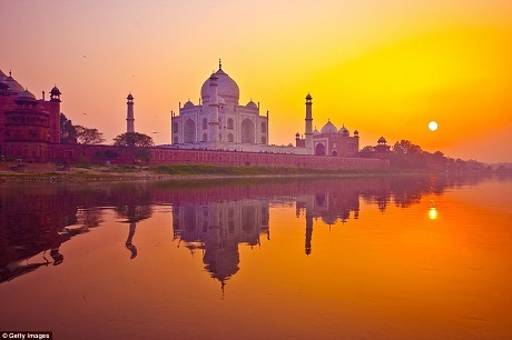 Khi mặt trời lặn phía sau đền Taj Mahal của Ấn Độ, một quầng sáng rực rỡ ôm ấp lấy những mái vòm và bức tường của ngôi đền, nhuộm vàng rực cả hồ nước nằm gần đó, biến ngôi đền trắng trở thành một tác phẩm phản chiếu ánh tà dương rực rỡ cuối ngày.