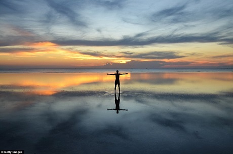 Zanzibar là một quần đảo nằm ngoài khơi đất nước Tanzania thuộc Đông Phi. Cảnh hoàng hôn ở đây khi thủy triều xuống thấp thực sự là một cảnh tượng ngoạn mục.