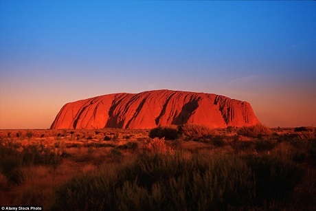 Khối kiến tạo sa thạch Ayers - một công trình tự nhiên nổi tiếng của nước Úc - vốn đã đặc trưng với sắc đỏ lại càng rực rỡ hơn trong lúc hoàng hôn, như thể muốn đốt cháy cả không gian.