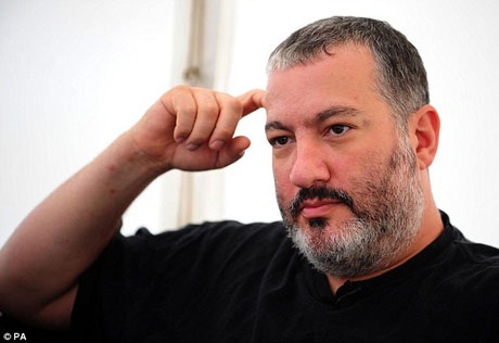Nhiếp ảnh gia nổi tiếng thế giới… “chuyên trị ảnh khỏa thân” - 5 Nhiếp ảnh gia Spencer Tunick vốn nổi tiếng với những dự án nhiếp ảnh đồ sộ huy động hàng nghìn người tham gia. Ông đã đi đến nhiều nước và thường nhận được rất nhiều sự hưởng ứng từ công chúng.