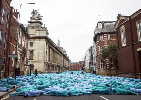 Nhiếp ảnh gia nổi tiếng thế giới… “chuyên trị ảnh khỏa thân” - 8 Dự án nhiếp ảnh “Sea of Hull” của tay máy Tunick đã khiến truyền thông và công chúng Anh choáng ngợp bởi đây là sắp đặt nghệ thuật khỏa thân lớn nhất từng được tổ chức ở Anh.
