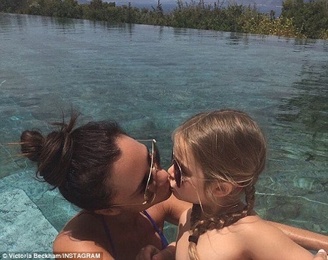 Bức ảnh Victoria Beckham hôn lên môi con gái Harper gây tranh cãi - 2