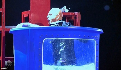 Tìm kiếm Tài năng Mỹ: “Ảo thuật đã cứu vớt cuộc đời tôi” - 11 Giám khảo Howie Mandel bị hất tung xuống thùng nước sau khi một con dao được phóng trúng hồng tâm.