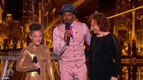 Ảo thuật gia tài giỏi nhưng không biết… “làm màu” bị loại - 5 Người dẫn chương trình Nick Cannon và giám khảo khách mời Reba cùng xuất hiện trên sân khấu để chúc mừng Sofie.