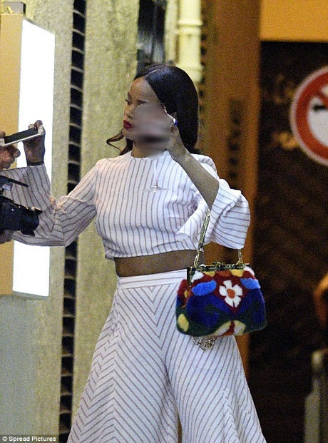 Rihanna đang làm gì khi xảy ra khủng bố ở Nice? - 5 Ngay sau khi nhận được thông tin về vụ khủng bố, Rihanna rời khỏi nhà hàng mà cô đang dùng bữa để đi tới một địa điểm khác với sự hộ tống của hai vệ sĩ.