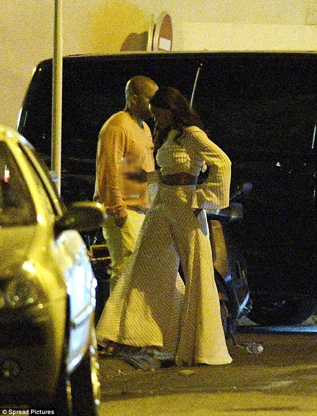 Rihanna đang làm gì khi xảy ra khủng bố ở Nice? - 9 Sau vụ việc, Rihanna đã đăng tải trên trang cá nhân: “Vì bi kịch xảy đến với Nice, đêm nhạc của tôi dự kiến diễn ra vào tối ngày 15/7 tại sân vận động Allianz sẽ không diễn ra như dự kiện. Tất cả mọi suy nghĩ và cảm xúc của tôi lúc này hướng về những nạn nhân và gia đình của họ”.