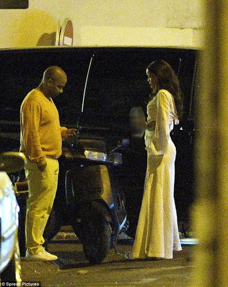 Rihanna đang làm gì khi xảy ra khủng bố ở Nice? - 10 Trước khi lên xe đi đến địa điểm an toàn. Thêm một người đàn ông xuất hiện, dường như họ đang cân nhắc xem sắp tới nên đưa nữ ca sĩ đi đâu. Trước đó, Rihanna ở tại một khách sạn nổi tiếng của Nice, nhưng sau khi thông tin về vụ khủng bố xuất hiện, Rihanna đã chuyển tới một khách sạn nhỏ nằm ở khu vực ngoại ô và giữ kín thông tin địa điểm.