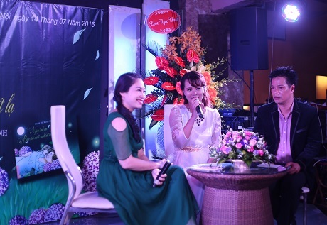 Phạm Thị Ngọc Thanh và “Ngày sinh em bầu trời màu xanh rất lạ” - 2 Nhà thơ Phạm Thị Ngọc Thanh (váy trắng)