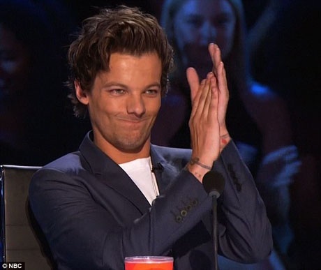Sửng sốt vì cặp đôi nhìn thấu mọi vật không cần… quan sát - 1 Louis Tomlinson rất hào hứng trong phần trình diễn của thí sinh già dặn hơn so với tuổi - Jayna Brown. Sự già dặn của Jayna một phần đến từ chính cuộc sống khó khăn của em. Giọng hát của Jayna cũng thể hiện sự vững vàng hơn nhiều so với tuổi 14.
