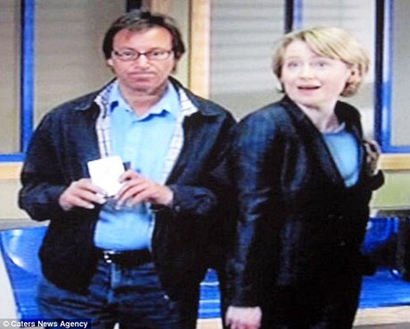 Ông Paul vào vai một người đang đứng trong sảnh chờ của đồn cảnh sát trong seri phim “The Bill”.