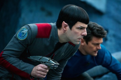 Zachary Quinto trong vai Spock, và Karl Urban trong vai Leonard McCoy.