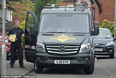 Ông John Doherty vốn là một thợ sửa ống nước. Sau khi chính thức nhận được khoản tiền thưởng khổng lồ nhờ trúng giải xổ số, ông John cho phép mình được nghỉ ngơi 2 ngày, sau đó ông quay trở lại với công việc thường nhật - sửa toilet.