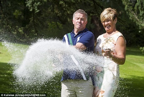 Ông bà John và Alison Doherty đã nhận được số tiền lớn nhờ trúng giải xổ số. Đây được xem như kế hoạch nghỉ hưu an toàn lúc tuổi già của hai ông bà. Dù vậy, từ nay cho đến khi không còn có thể lao động được nữa, ông John vẫn sẽ tiếp tục làm việc chăm chỉ.