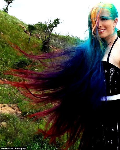 Trisha thích những mái tóc mang màu sắc rực rỡ kể từ khi còn là một cô bé. Trong suốt những năm qua, cô đã luôn thay đổi màu tóc theo những tông màu cầu vồng rực rỡ.