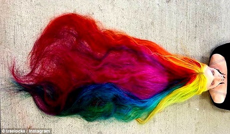 Với mái tóc dài như thế này, Trisha phải dành rất nhiều thời gian và công sức để chăm sóc. Cô tự nhuộm tóc ở nhà với sự giúp đỡ của những người bạn, cả quá trình có thể mất tới 7 tiếng đồng hồ.