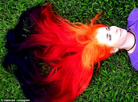 Màu “tóc lửa” là màu ưng ý nhất của Trisha, dù vậy, cô thay đổi các gam màu khá thường xuyên, biến mái tóc của mình thành một tác phẩm nghệ thuật của màu sắc.