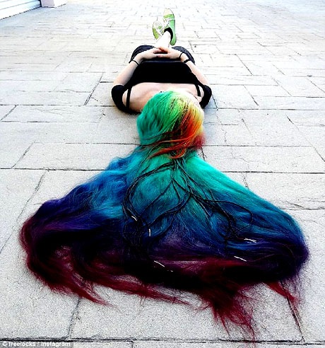 Trên đường phố, mọi người thường dừng lại để nhìn ngắm mái tóc của Trisha, nhiều người còn lại gần để hỏi han và khen ngợi vẻ đẹp đặc biệt của nó.