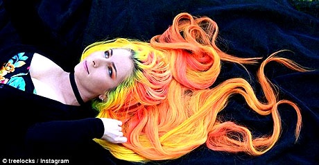 Trisha có nhiều nguyên tắc trong việc chăm sóc tóc, trong đó, nguyên tắc hàng đầu là không dùng những dụng cụ làm tóc có nhiệt độ cao như máy uốn, máy là, máy sấy. Dầu dừa cũng là một bí quyết dưỡng tóc của Trisha.