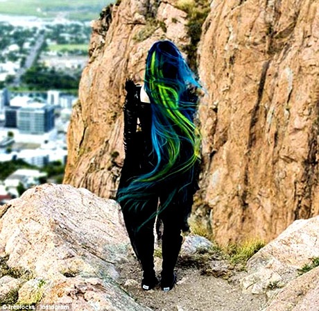 Trên đường phố, nhiều người tiến lại gần Trisha chỉ để hỏi xin một kiểu ảnh kỷ niệm hoặc được thử chạm vào mái tóc của cô. Trisha cho biết cô là người dễ gần, vui vẻ nên không khó khăn gì trước những lời đề nghị như vậy.