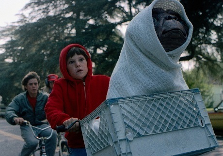 Làm phim điện ảnh cho trẻ nhỏ bắt đầu từ… nỗi sợ hãi - 2 Cảnh trong phim “E.T. the Extra-Terrestrial” (E.T.- Sinh vật ngoài hành tinh - 1982).