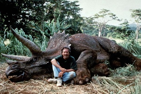 Làm phim điện ảnh cho trẻ nhỏ bắt đầu từ… nỗi sợ hãi - 8 Steven Spielberg trên phim trường “Jurassic Park” (Công viên kỷ Jura - 1993).