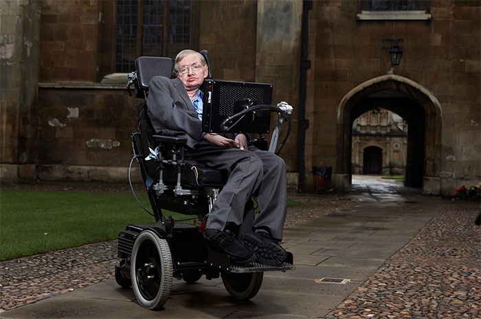 Trào lưu “dội nước đá” không hề phù phiếm - 4 Nhà vật lý nổi tiếng Stephen Hawking cũng bị mắc căn bệnh ALS.