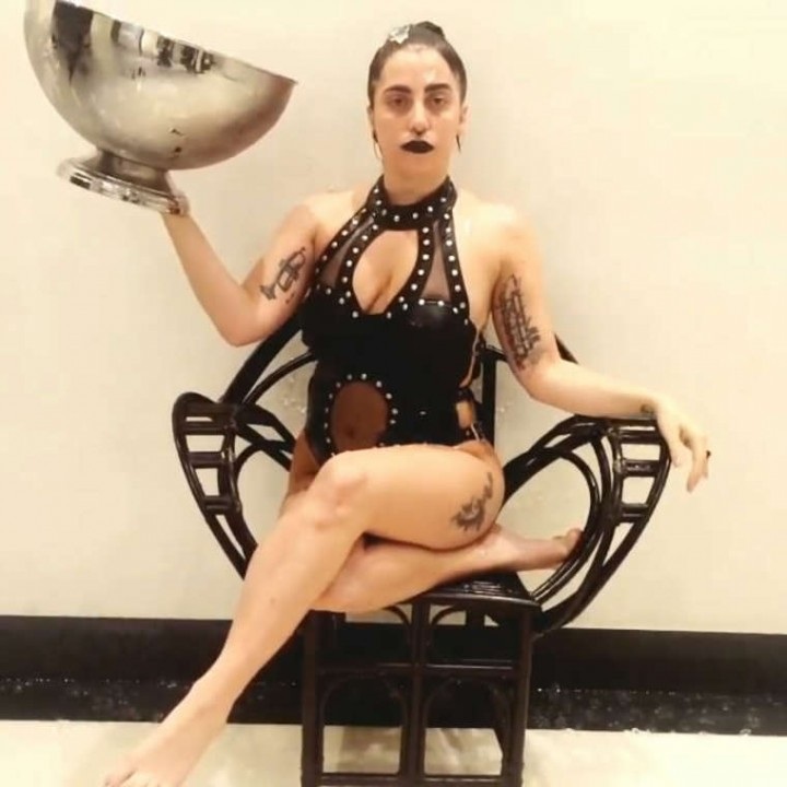 Trào lưu “dội nước đá” không hề phù phiếm - 12 Ngôi sao nhạc pop Lady Gaga.