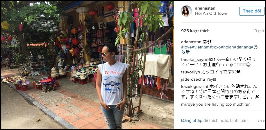 Ariana mặc một chiếc áo phông được bày bán phổ biến tại các cửa hàng bán đồ lưu niệm cho khách du lịch. Trên áo có in chữ “Đà Nẵng, Việt Nam”.